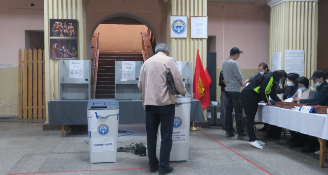 Kırgızistan’da halk Anayasa değişikliği referandumu için sandık başında
