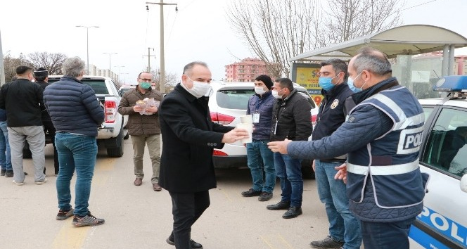 Kırıkkale’de polis ekiplerine sıcak çorba ikramı