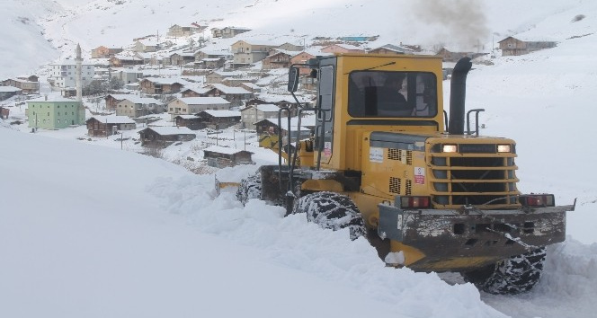 Dünyanın en tehlikeli yollarından bir olan Soğanlı Dağı’nda karla mücadele çalışması