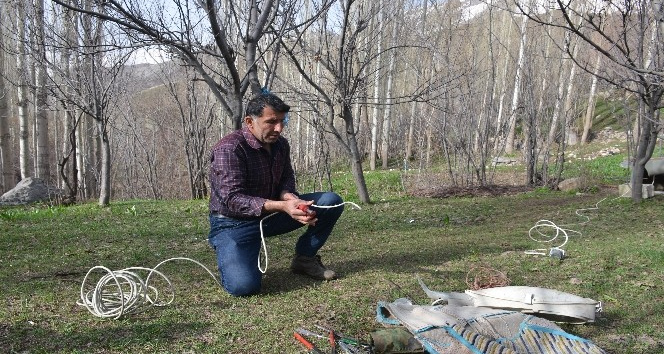 Kaldığı yaylada elektrik üretti