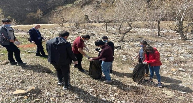 Pülümür Vadisi’nde gençler çevre temizliği yaptı