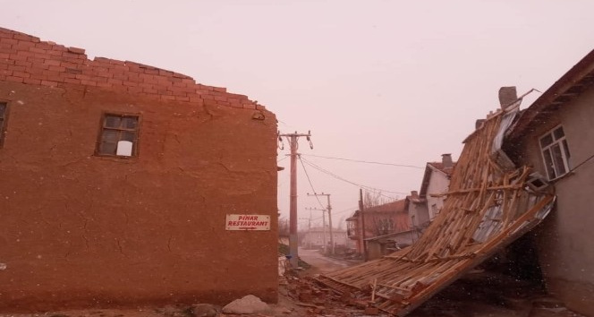 Konya’da şiddetli rüzgar evlerin çatısını uçurdu, çilek seralarına zarar verdi