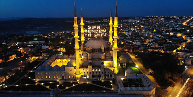 Ramazan'ın sembolü mahyalar camilere asıldı