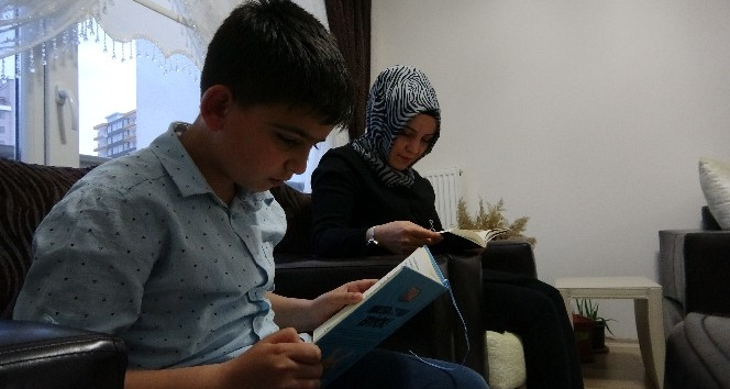 &quot;Yarenler Okuyor&quot; projesi sayesinde aileler kitap okuyor