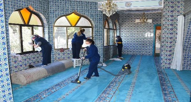 Salihli Belediyesi camileri Ramazan’a hazırladı