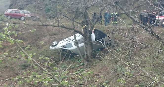 Kastamonu’da ağaca takılan araç uçuruma yuvarlanmaktan kurtuldu: 2 yaralı