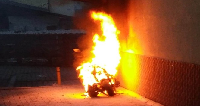Motosiklet alev alev yandı