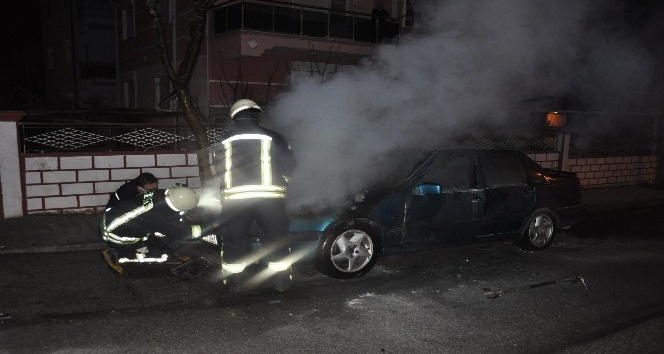 Karaman’da park halindeki otomobil alev alev yandı