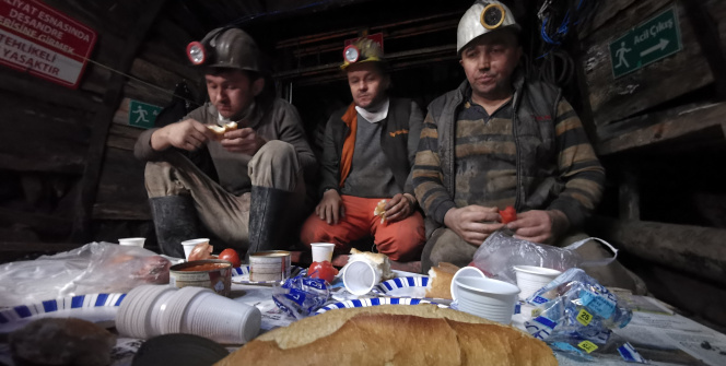 Madencilerin yerin 300 metre altında ilk sahuru!