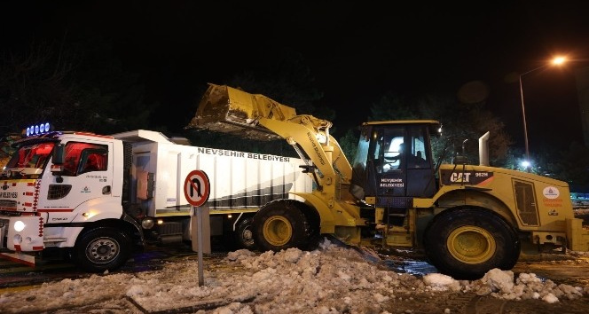 Belediye ekiplerinden gece kar temizliği