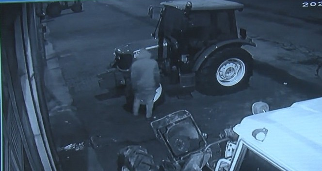 Kapüşonlu hırsız 5 traktörün aküsünü çaldı