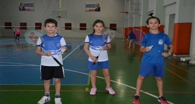 Yunusemre Belediyespor geleceğin badmintoncularını arıyor