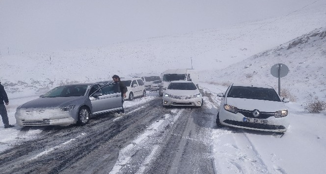 Kar yağışına hazırlıksız yakalanan onlarca araç mahsur kaldı