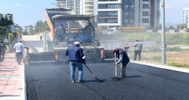 Yenişehir’de yol ve kaldırım yapım çalışmaları sürüyor
