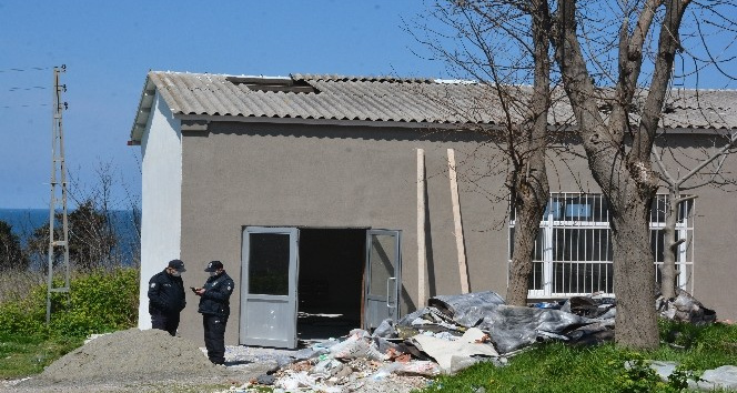 Sinop’ta tamir için çıktığı çatıdan düşen işçi ağır yaralandı