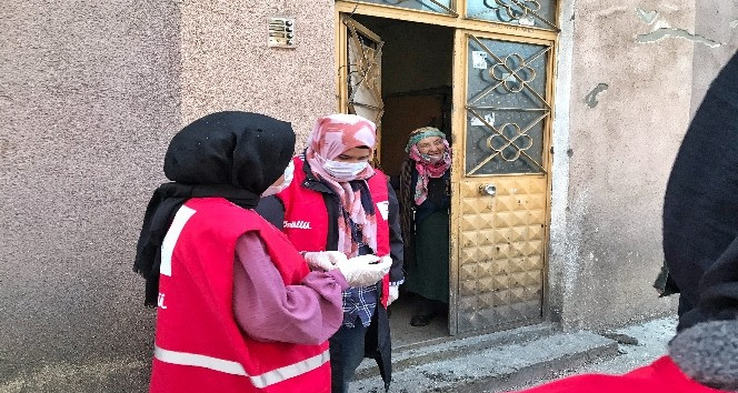 Kızılay Kadın Kolları gönüllüleri iftar öncesi pide dağıttı