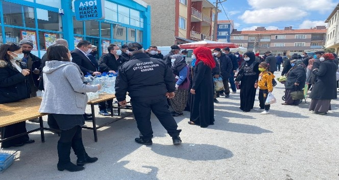 Beylikova’da vatandaşlara ücretsiz dezenfektan dağıtıldı