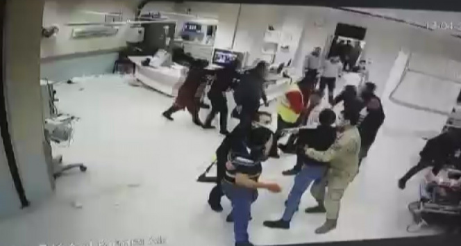 Hasta yakınlarının sağlık çalışanlarına saldırı anı kameraya yansıdı