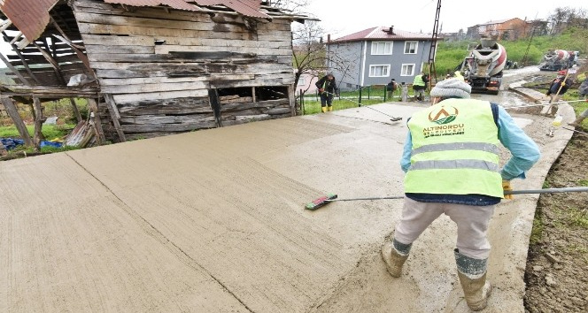 Altınordu’da beton yol çalışmaları sürüyor