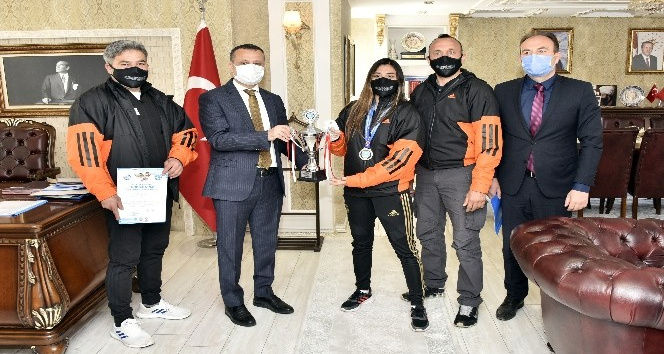 Vali Taşbilek şampiyon kickboksçu Azizoğlu’nu kabul etti