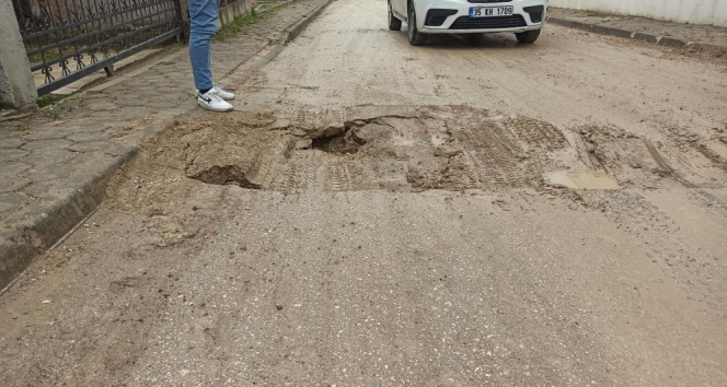 Yolun ortasındaki derin çukur sürücülere zor anlar yaşattı