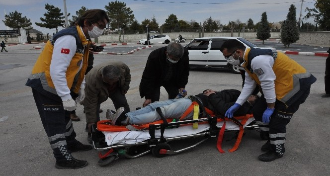 Otomobil ile çarpışan motosiklet sürücü genç yaralandı