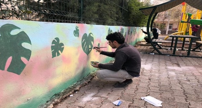 Parkların duvarları boyanıyor