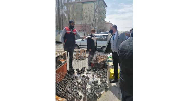 Tomarza’da pazar esnafına maske dağıtıldı