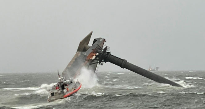 ABD&#039;de ticari gemi alabora oldu: 12 kişi kayıp