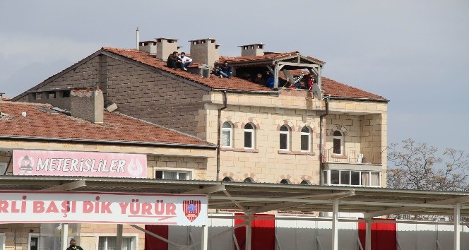 Futbol tutkusu çatıya çıkarttı