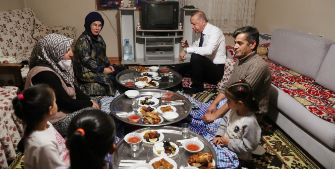 Cumhurbaşkanı Erdoğan ve eşi Emine Erdoğan, iftarda bir vatandaşın evine konuk oldu