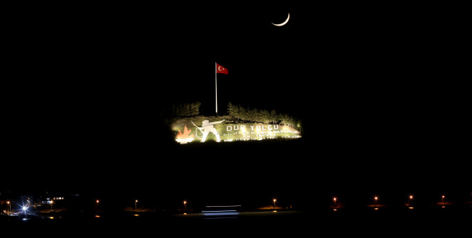 ‘Dur Yolcu’ ile hilalin muhteşem görüntüsü