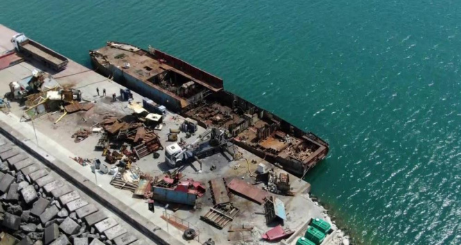 Şile&#039;de yanan yük gemisi parçalara ayrılıyor