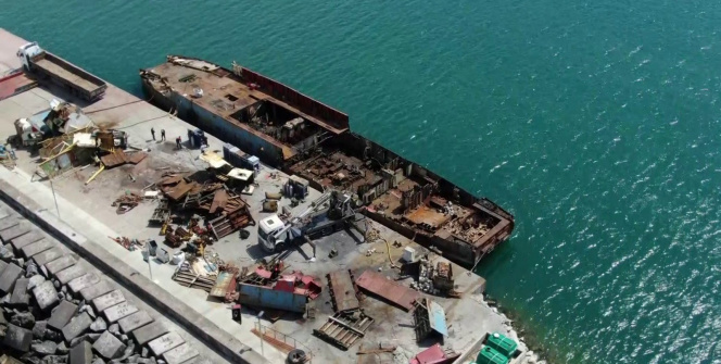 Şile'de yanan yük gemisi parçalara ayrılıyor