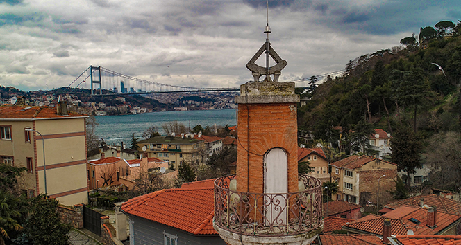 İstanbul&#039;un simgelerinden olan 447 yıllık güneş saatli minare dikkat çekiyor