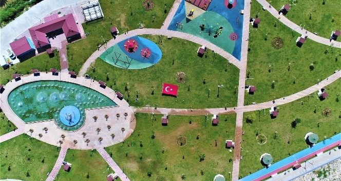 Tuşba Belediyesinin sahil parkı göz kamaştırıyor