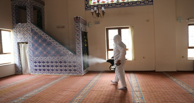 Akhisar’da camilere ramazan temizliği