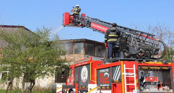 2 katlı binanın çatı katı alevlere teslim oldu