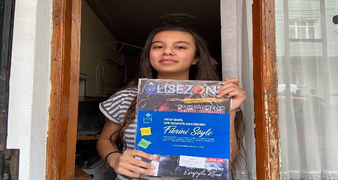Belediye tarafından hazırlanan dergi, liseli öğrencilere ulaştırılıyor