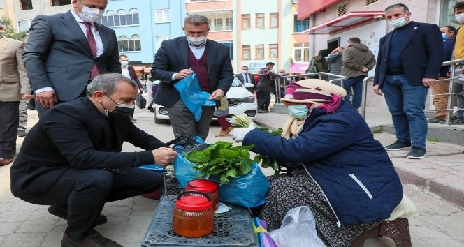 Vali esnaftan satın aldığını vatandaşa dağıttı