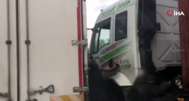 Trafikte kamyon ve TIR şoförü arasında sopalı yol verme kavgası kamerada
