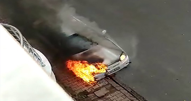 Çekmeköy’de sokak ortasında otomobilin yandığı anlar kamerada