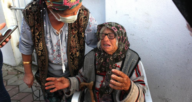 Yaşlı çift yanan evlerini gözyaşları içinde izledi