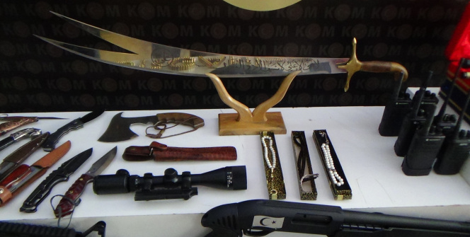 Sedat Peker grubuna yapılan operasyonda ele geçirilen silahlar sergilendi