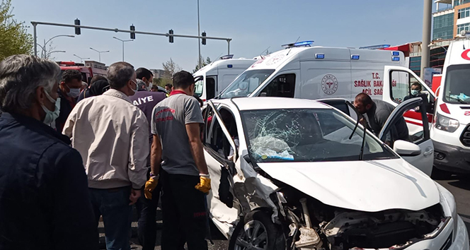 Diyarbakır’da otomobil, dönüşü yasak olan yola girdi: 5’i ağır 7 yaralı