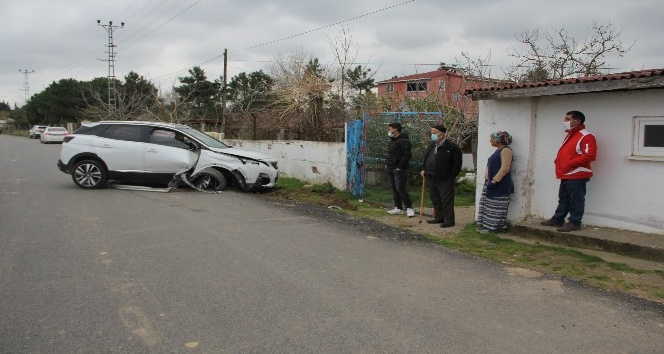 Sinop’ta cip bahçe duvarına çarptı: 3 yaralı