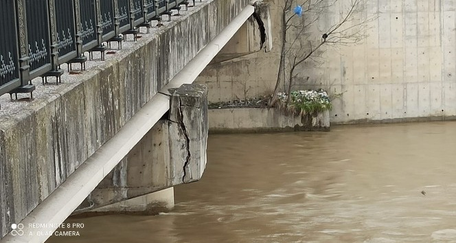 Devrek’te köyleri bir birine bağlayan köprü tehlike saçıyor