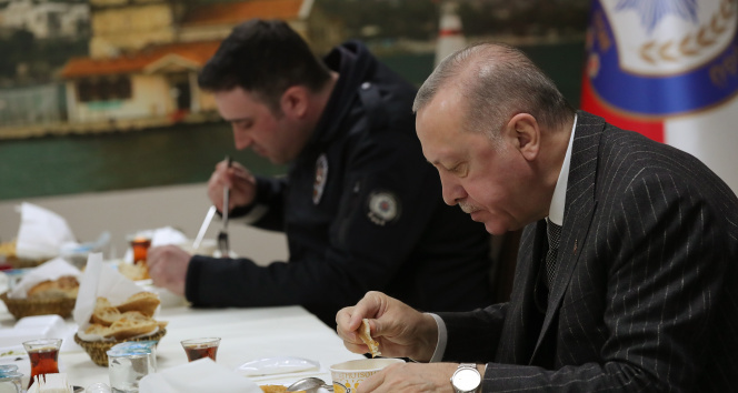 Cumhurbaşkanı Erdoğan, Çengelköy Polis Merkezi&#039;nde iftar yaptı