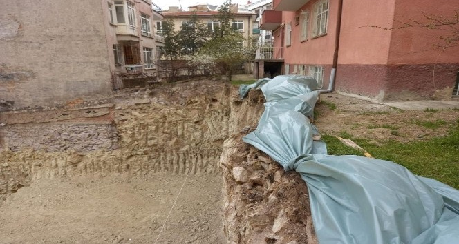 Ankara’da temelinde toprak kayması oluşan 3 katlı Saadet apartmanı tahliye edildi