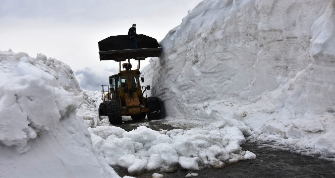Bahar ayında Bitlis’te 10 metrelik karla mücadele çalışmaları